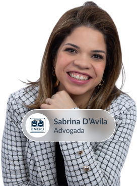 advogada sabrina davila com mao no queixo sorrindo