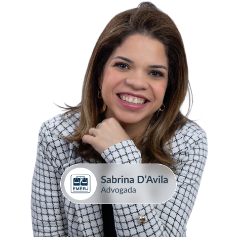 advogada sabrina davila com a camisa quadriculada e sorrindo